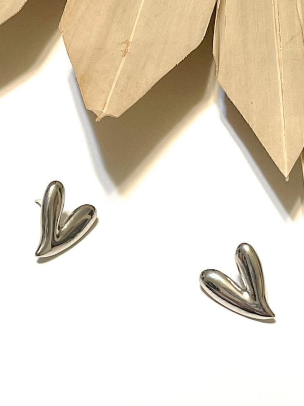 Minimalistheartearrings482